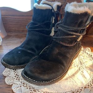 UGG AUSTRALIA Caspia Leather Upper Sheepskin Lining Black suede boots in GUC